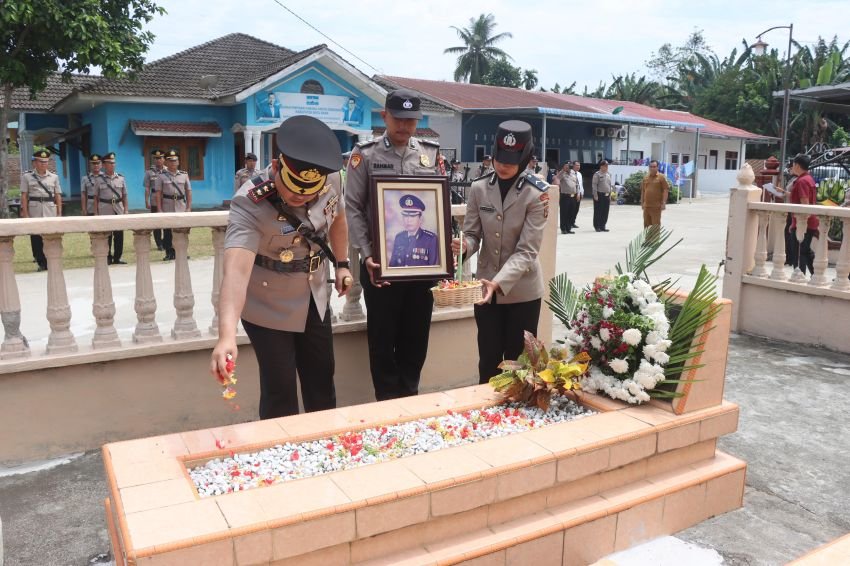 Peringati HUT ke-78 Bhayangkara , Kapolres Batubara Ziarah ke Makam Brigjen Pol Syahrul Zainal