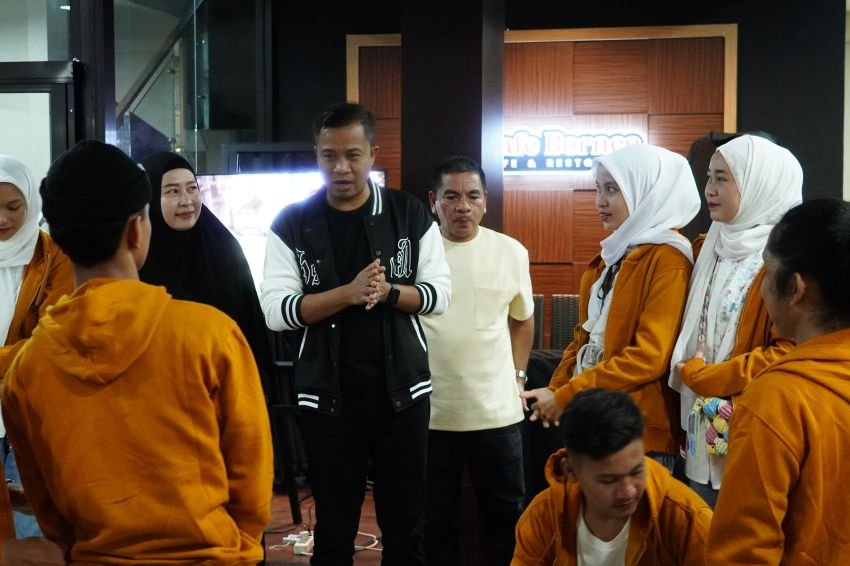 Pj Wali Kota Semangati Peserta Karnaval Asal Tebingtinggi di APEKSI XVII Kota Balikpapan