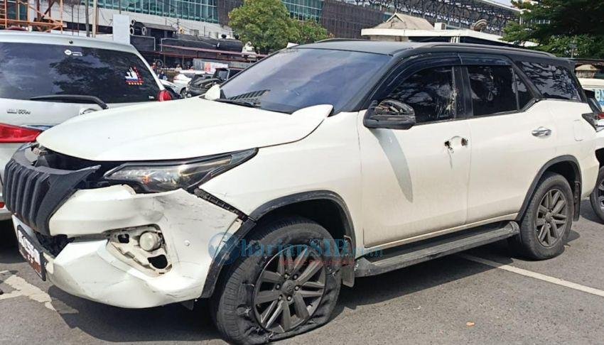 Diduga Tabrak Lari, Mobil Toyota Fortuner Diamuk Massa di Jalan Bukit Barisan