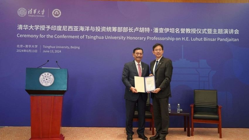 Menko Luhut Terima Gelar Profesor Kehormatan dari Tsinghua University