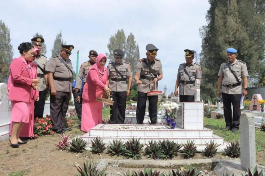 Polres Tanah Karo Tabur Bunga di Makam Pahlawan Kabanjahe