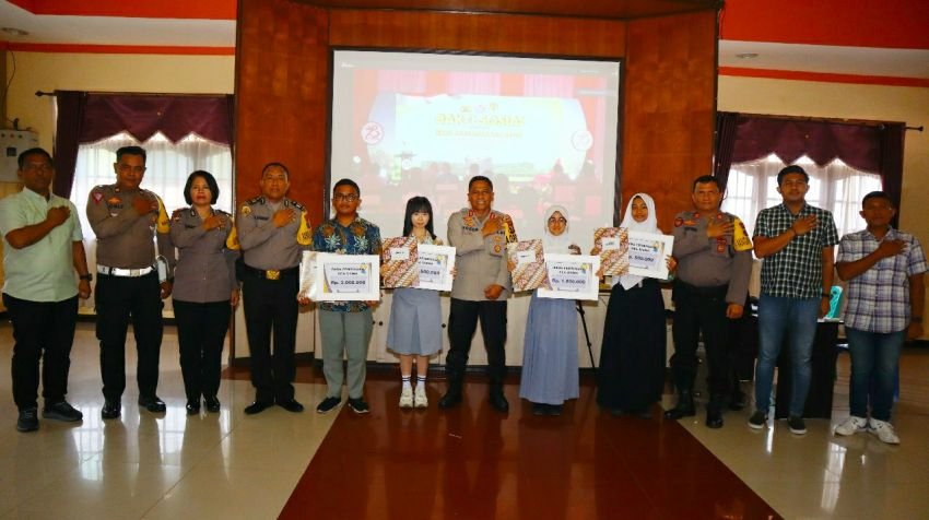 Kapolres Pematangsiantar Serahkan Bantuan Beasiswa kepada 4 Pelajar Berprestasi