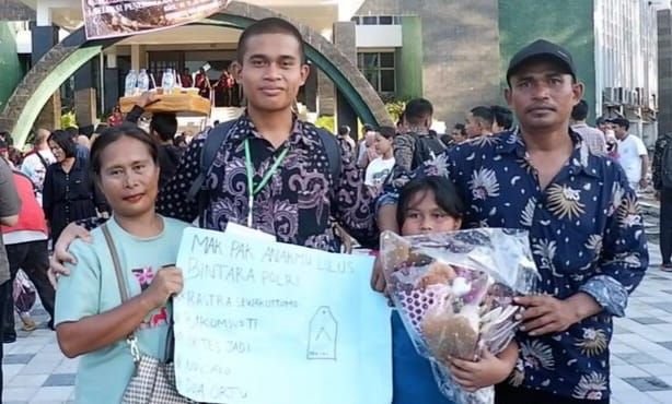 Orang Tua Menangis Bangga: Yusron dan Hezekiel Lulus Casis Polri