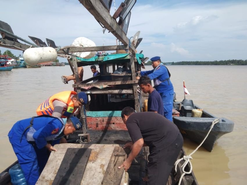 Sat Polairud Geledah Kapal Tanpa Nama Memasuki Perairan Tanjungbalai