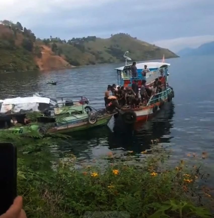Mobil Diduga Milik Kades Soping Terjun ke Danau Toba di Tongging