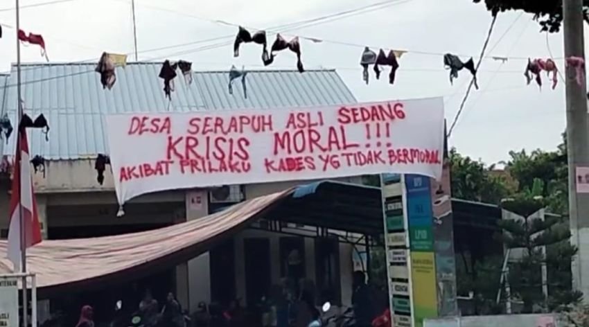 Warga Desa Serapuh Asli Protes, Gantungkan Bra di Halaman Kantor Desa