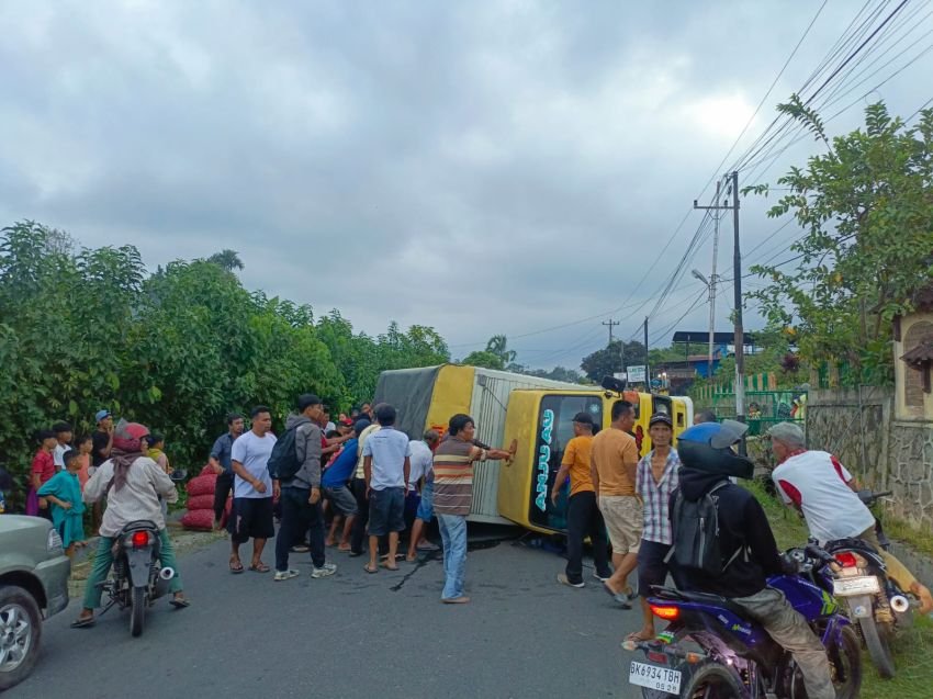 Ban Pecah Truk Cold Diesel Bermuatan Bawang Terbalik di Bahliran