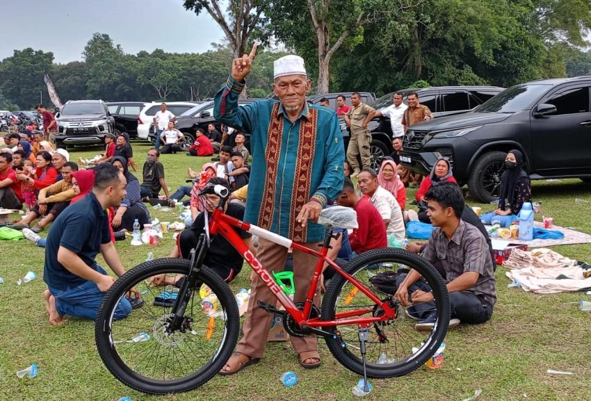 Dapat Hadiah Sepeda, Kakek 77 Tahun Ucapkan Terima Kasih kepada Bupati