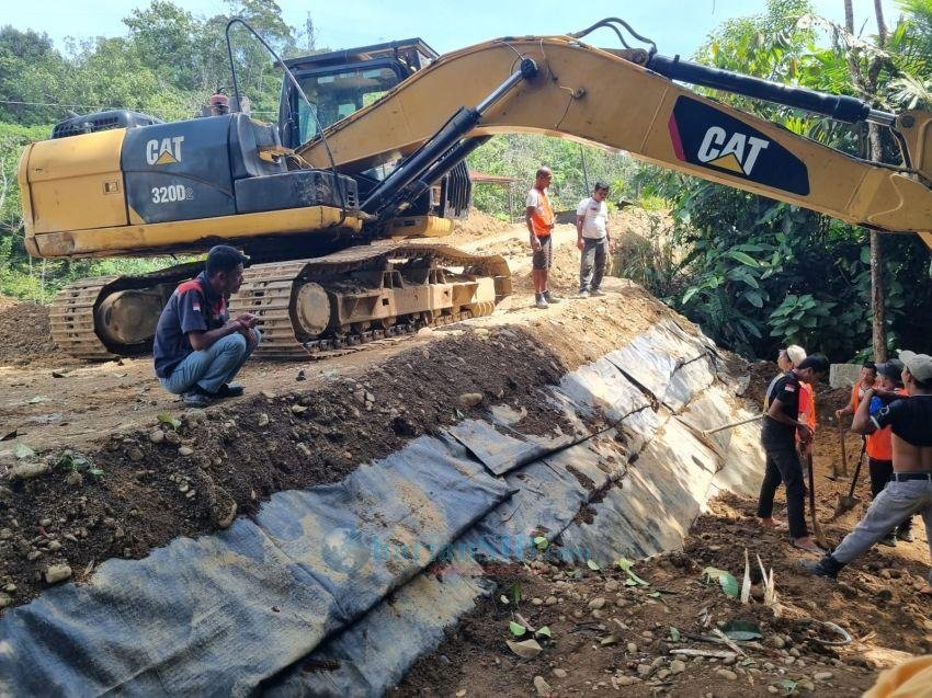 Pekerjaan Jalan Sibolga -Tarutung Dikebut, CV Roganda Tuai Pujian dari Warga