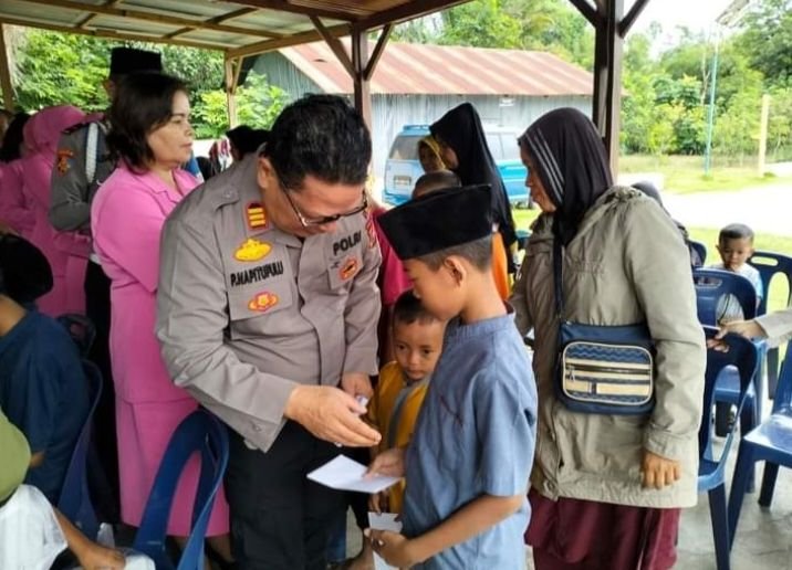 Polsek Aeknatas Santuni Anak Yatim Piatu