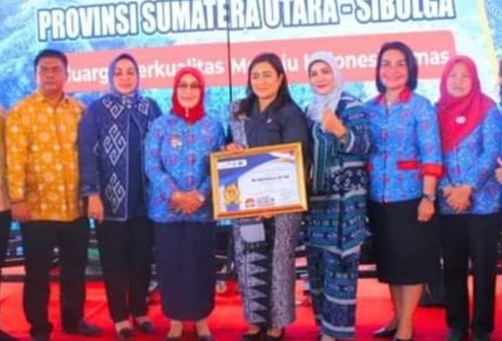 Bidan Elide Monika Simanjuntak Terima Penghargaan Terbaik 1 Apresiasi KB Pasca Persalinan