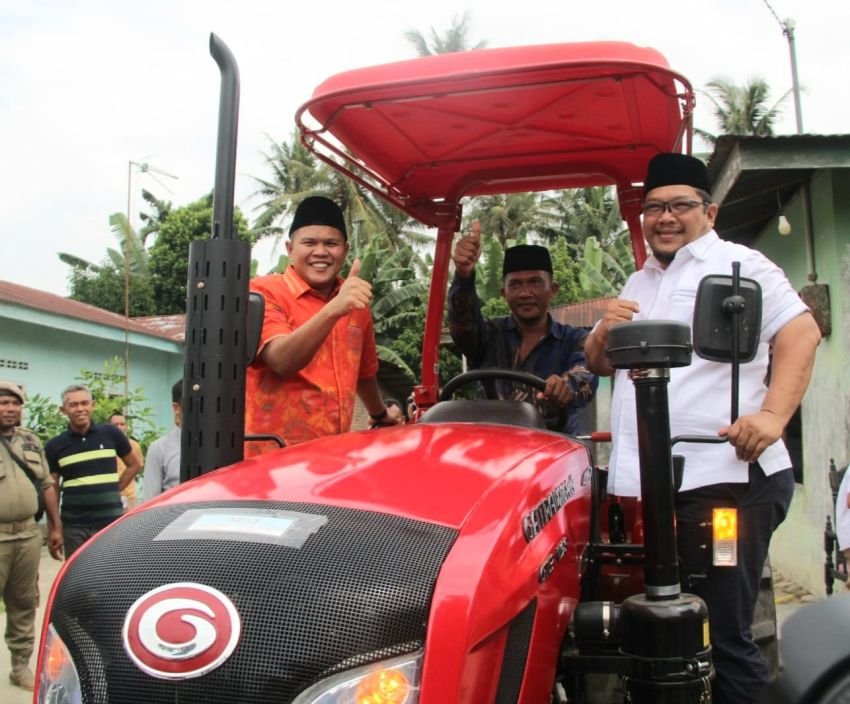 Wabup Sergai Adlin Tambunan Beri Bantuan Traktor ke Gapoktan Desa Seibuluh