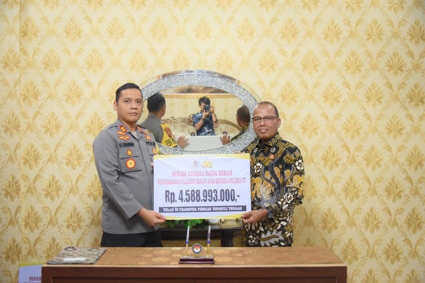 Pj Bupati Tapteng Serahkan Anggaran Pilkada Senilai Total Rp 47,4 Miliar