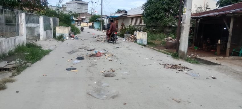 Sampah Berbau Busuk Berserakan di Jalan Panglima Muda Batubara