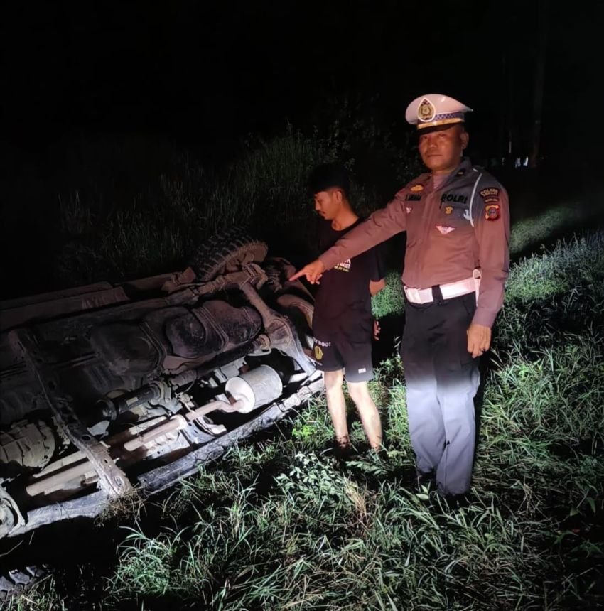 Pikap Masuk Parit di Sergai, Pengemudi dan Penumpang Selamat