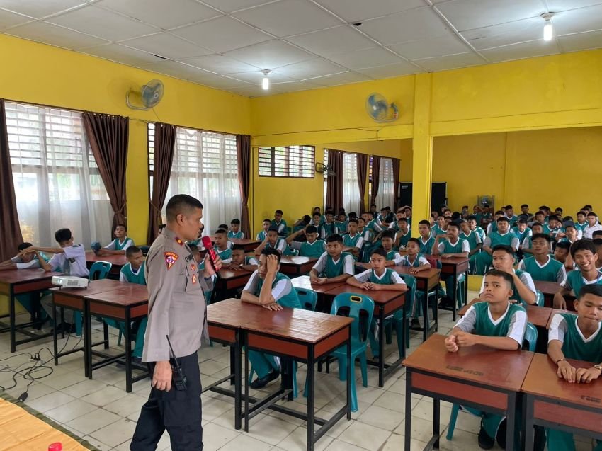 Waka Polres Sosialisasikan Cyber Crime dan Ops Patuh Toba 2024 di SMKN 2 Tanjungbalai