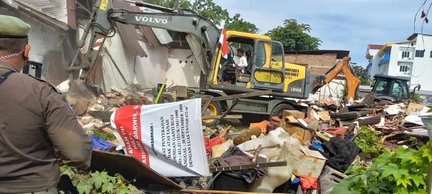 Satpol PP Bersihkan Bangunan di Lahan Jalan AH Nasution