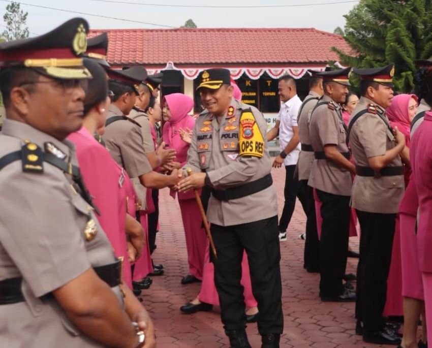 Kapolres Humbahas Pimpin Upacara Sertijab Pejabat Utama Polres