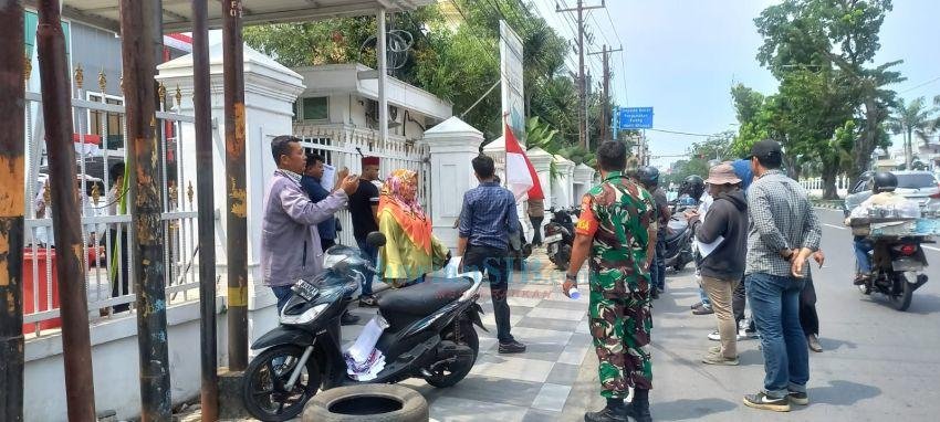 Puluhan Mahasiswa Demo di depan Kantor BPN Sumut