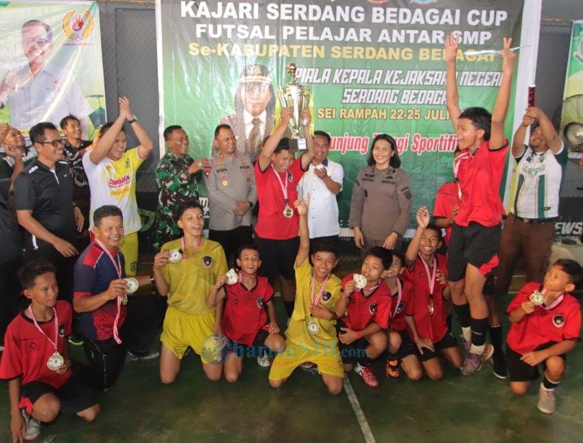 Bupati Darma Wijaya Tutup Turnamen Futsal Kajari Sergai Cup Tingkat SMP, MTs Islamiyah Dolokmasihul Juara