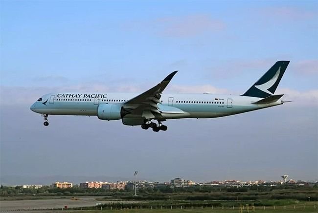 Geger, Pramugari Cathay Pacific Tahan Pintu Toilet Selama 16 Jam