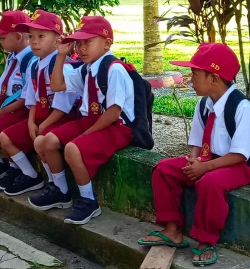 Murid SD di Mamuju Tengah Masuk Sekolah dengan Sandal Jepit karena Tak Mampu Beli Sepatu