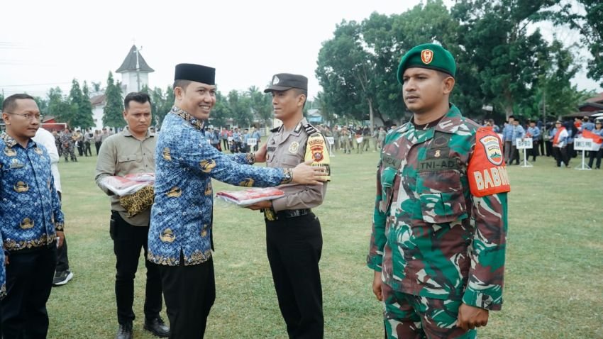 Pemkab Batubara Bagikan Ribuan Bendera Merah Putih