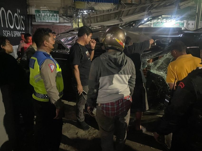 Tabrak Pembatas Jalan, Mobil Fortuner Terbalik dan Rubuhkan Tiang Kanopi Serta Gerobak Bandrek di Ringroad Medan