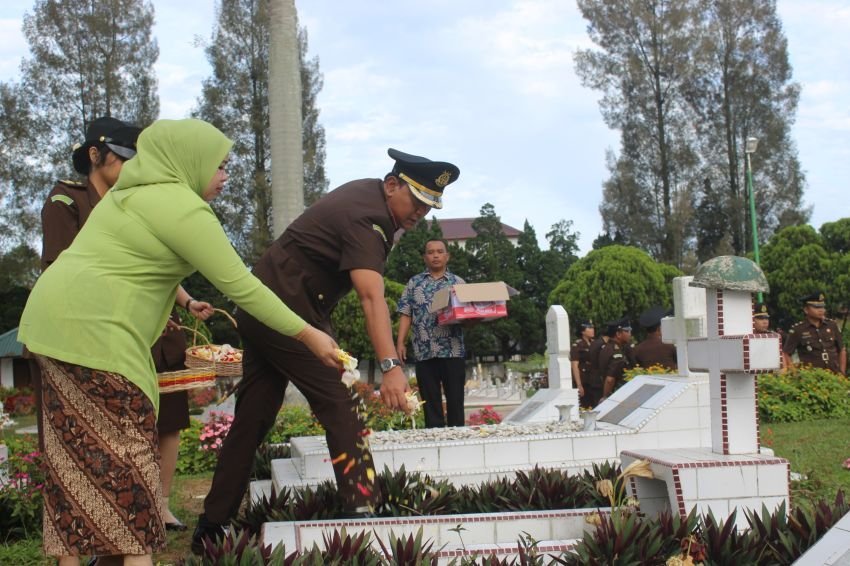 Kejari Karo Tabur Bunga di Taman Makam Pahlawan Kabanjahe