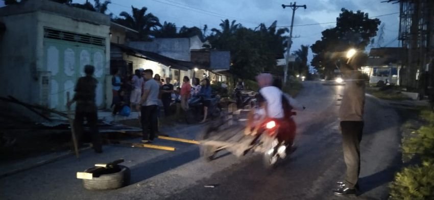 Atap Seng 2 Rumah Warga "Diterbangkan" Angin Kencang ke Jalan, Polisi Turun ke TKP