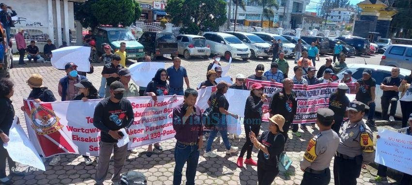 Aksi Damai Wartawan Tuntut Ungkap Aktor Intelektual Pembakaran Rumah Wartawan di Karo