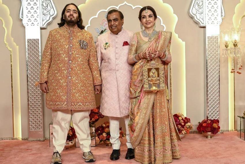 Anak Konglomerat India Menikah Pakai Sneaker Dihiasi Payet Emas