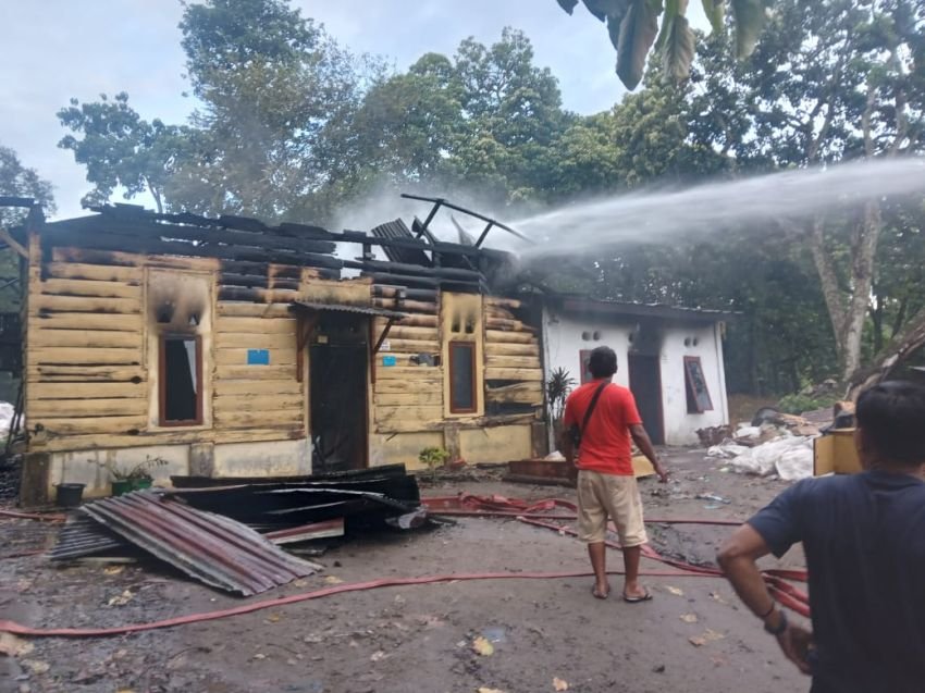 2 Rumah Milik Abang Beradik di Pangururan Ludes Terbakar