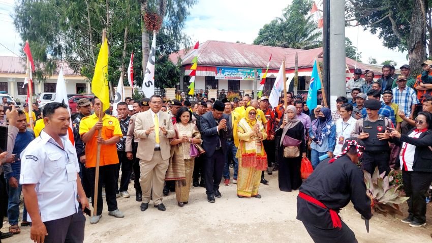 Ribuan Pendukung Antarkan Vickner-Wahyu Mendaftar Calon Bupati/ Wakil Bupati Dairi ke KPU