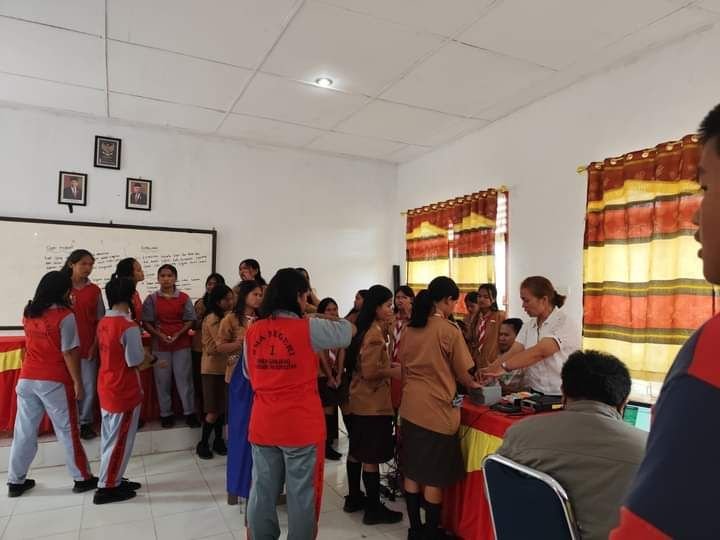 Disdukcapil Humbahas Jemput Bola Perekaman KTP di SMAN 1 Onanganjang