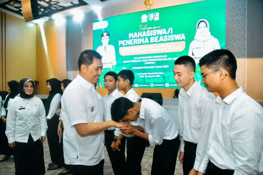 Meningkat, Pj Bupati Batubara Lepas 26 Penerima Beasiswa BPDPKS