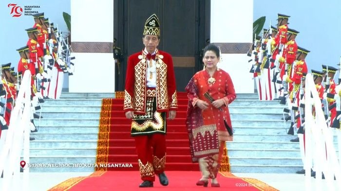 Jokowi-Iriana Pakai Baju Adat Banjar di Upacara Penurunan Bendera