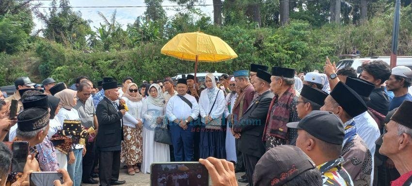 Seribuan Warga Antar Dolly Pasaribu Mendaftar ke KPU Tapsel