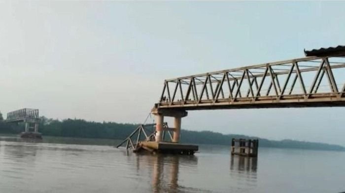 Ditabrak Kapal Tongkang Batu Bara, Jembatan di Sumsel Ambruk