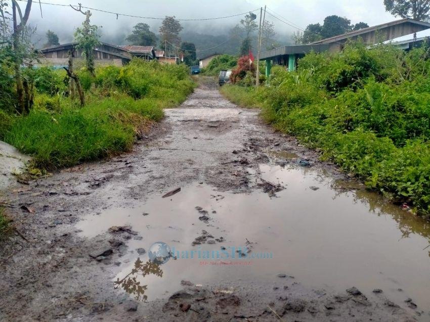 Jalan Lingkungan Paetsiattar di Saribudolok Simalungun Rusak