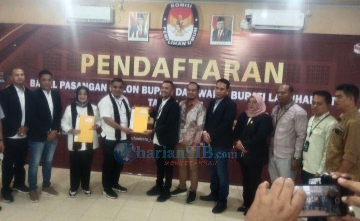 Bapaslon Bupati-Wakil Bupati Labuhanbatu Hendri-Ellya Rosa Mendaftar ke KPU