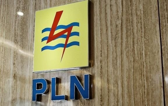 PLN Imbau Warga Jaga Jarak Aman saat Pasang Atribut Kemerdekaan