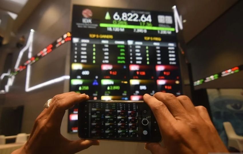 Jelang Rilis Data Inflasi AS: Rupiah Ditutup Melemah, IHSG Menguat