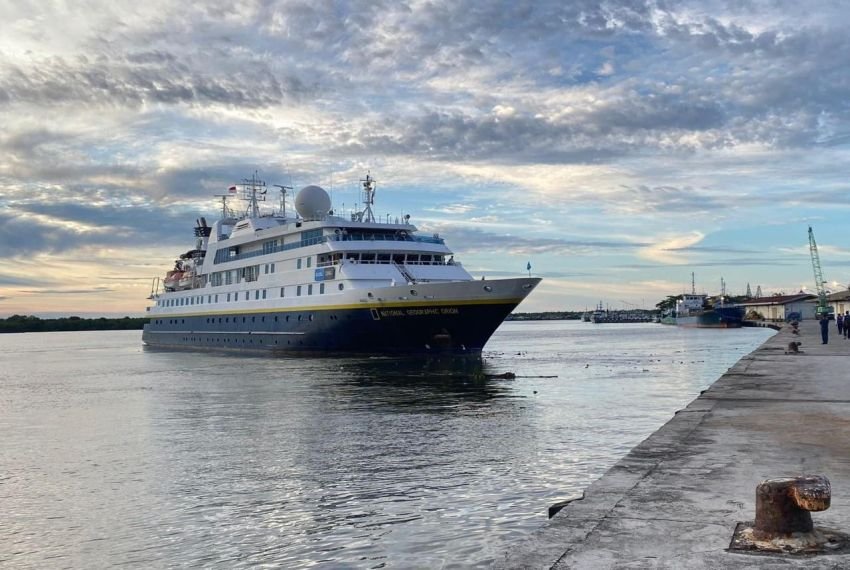 Kapal Pesiar National Geographic Orion Kunjungi Pelabuhan Belawan