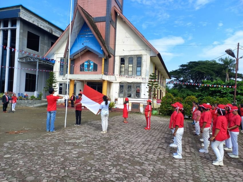 Memperingati HUT Kemerdekaan RI, HKBP Jalan Simalingkar B Laksanakan Upacara Bendera