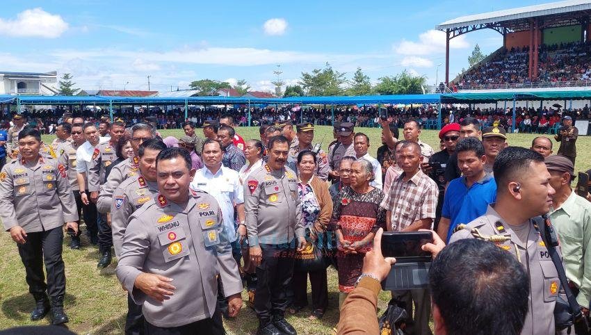 Wakapolri Komjen Pol Drs Agus Andrianto Serahkan Bantuan Sembako dan Alat Bantu Disabilitas di Dairi