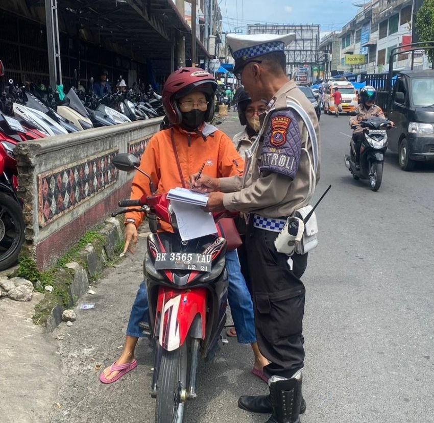 Polisi Menindak Kendaraan Parkir Sembarangan di Bahu Jalan Merdeka Pasar Horas