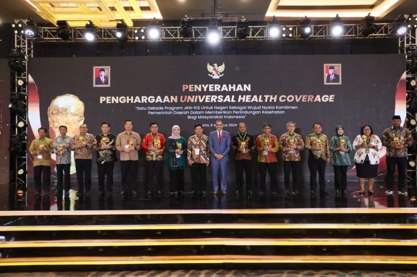 Ma'ruf Amin Berikan Penghargaan UHC Awards kepada 493 Kepala Daerah