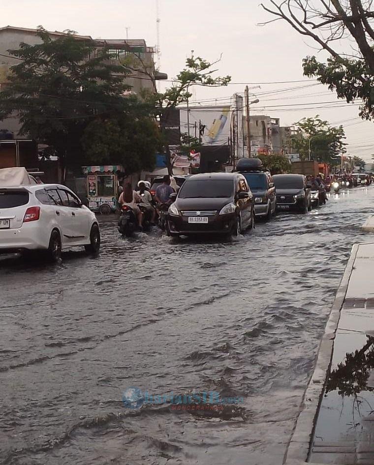 Diguyur Hujan Deras, Jalan Marelan Raya Terendam Banjir