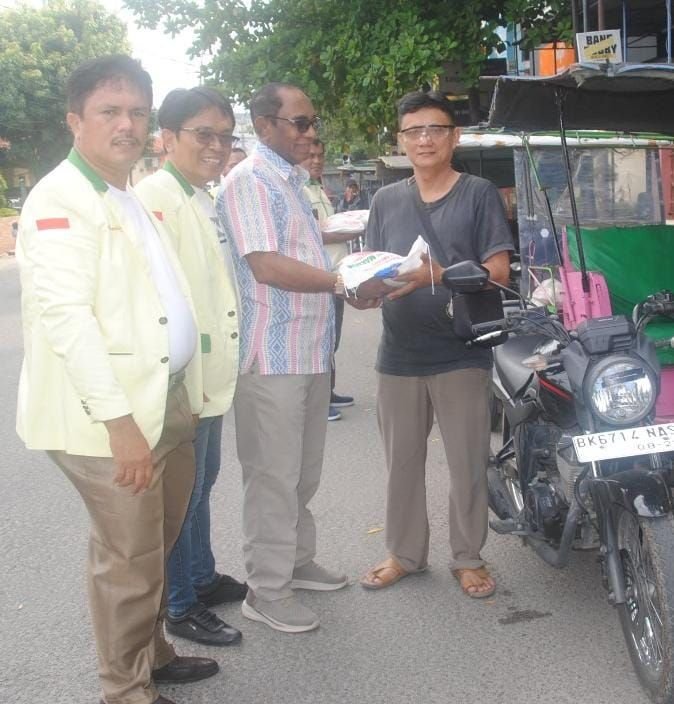 Pemuda Katolik Bagikan Beras Kepada Abang Becak dan Petugas Kebersihan